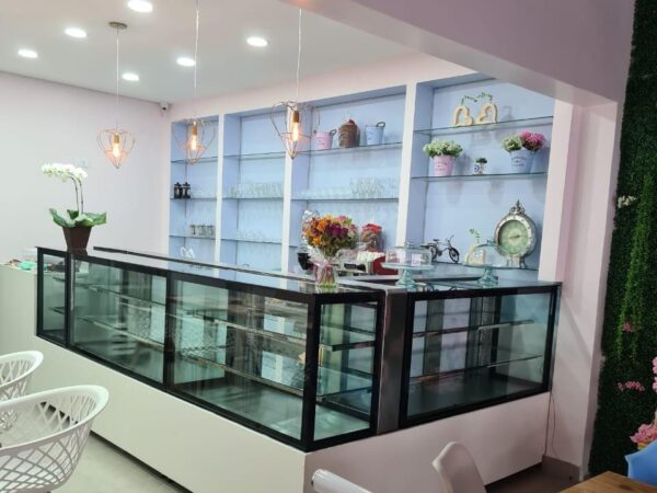 Montagem de Confeitaria e Cafeteria Personalizada, Refrigerada, Neutra e Seca, com Decoração em MDF.