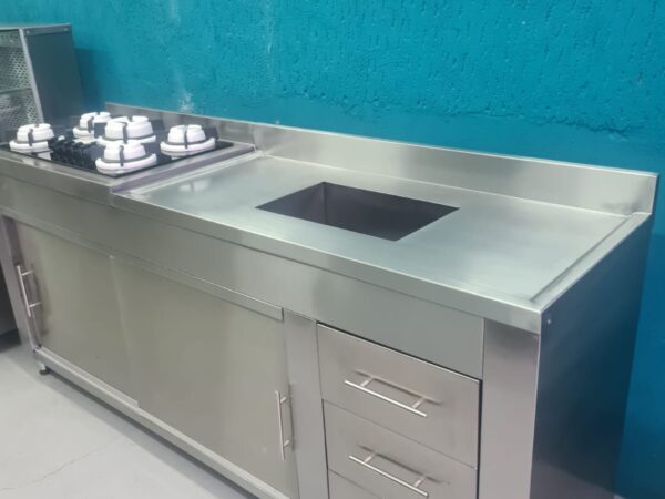 Gabinete em inox com suporte para cooktop